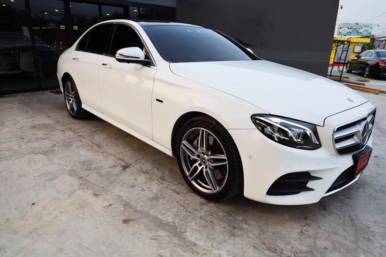 Mercedes-Benz E300e AMG Dynamic ป้ายแดง ปี 2021