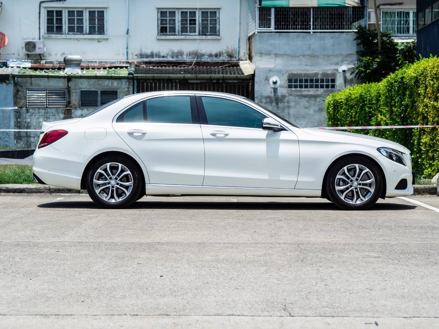 Mercedes-Benz C200 Avantgarde ปี 2016 W205 สีขาว ภายในดำ