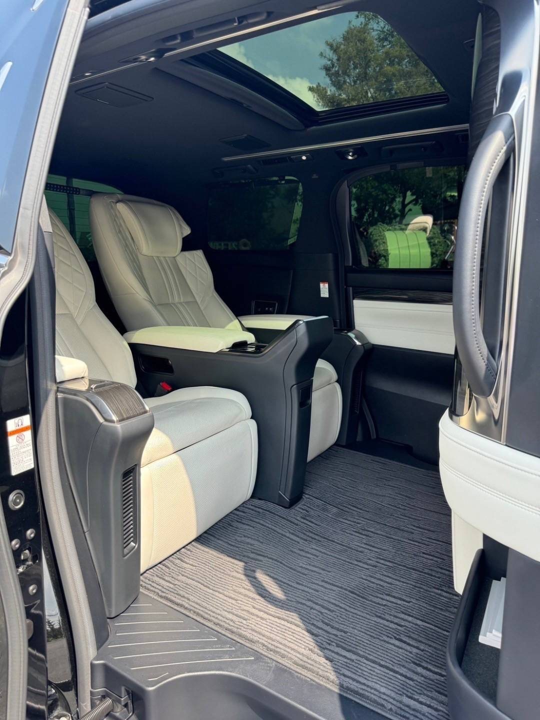 Lexus LM300h (Executive 4 Seats) ปี 2020