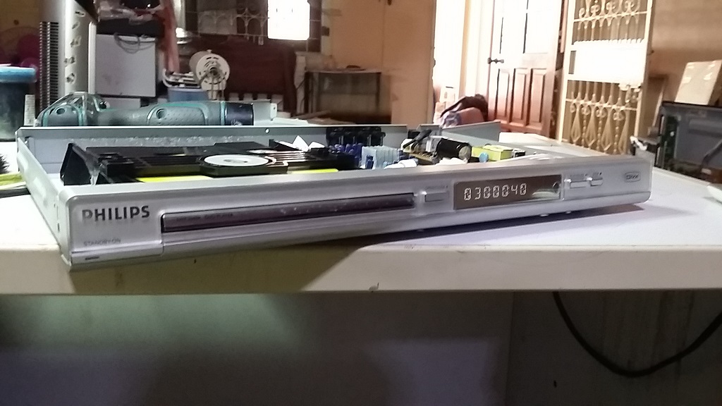ซ่อมเครื่องเล่น DVD ยี่ห้อ PHILIPS อาการแผนติดเอาไม่ออก