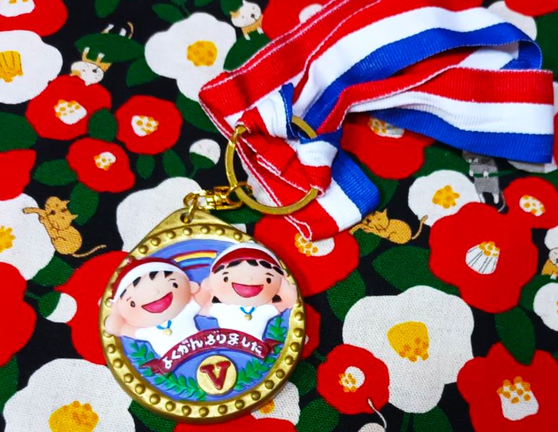 เหรียญทองเด็กดี / ให้รางวัลพนักงานดีเด่น เหรียญรางวัล よくがんばりました (ทำได้ดีมาก) พร้อมสายคล้องคอ แจกรางวัลกันได้เลยค่ะ 3D สามารถถอดสายไปทำพวงกุญแจได้เลยค่ะ จากญี่ปุ่น น่ารักค่ะ Size : โดยประมาณ 6 cm