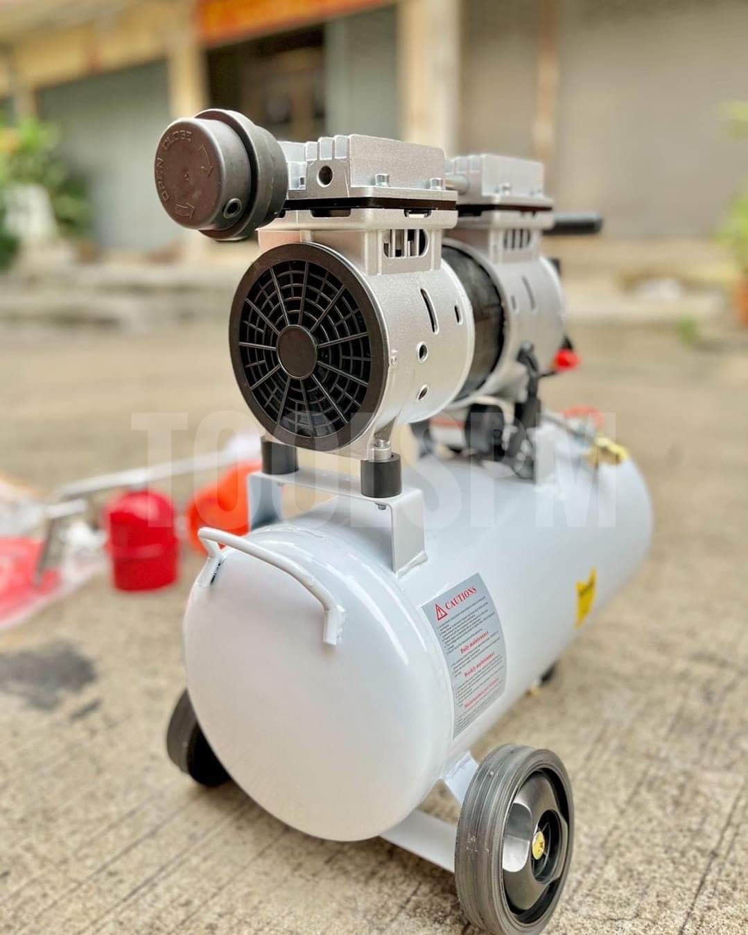 ปั๊มลม ออยฟรี 30 ลิตร ยี่ห้อ Onsen แถมฟรี ชุดอุปกรณ์ลมสำหรับปั๊มลม 5 รายการ