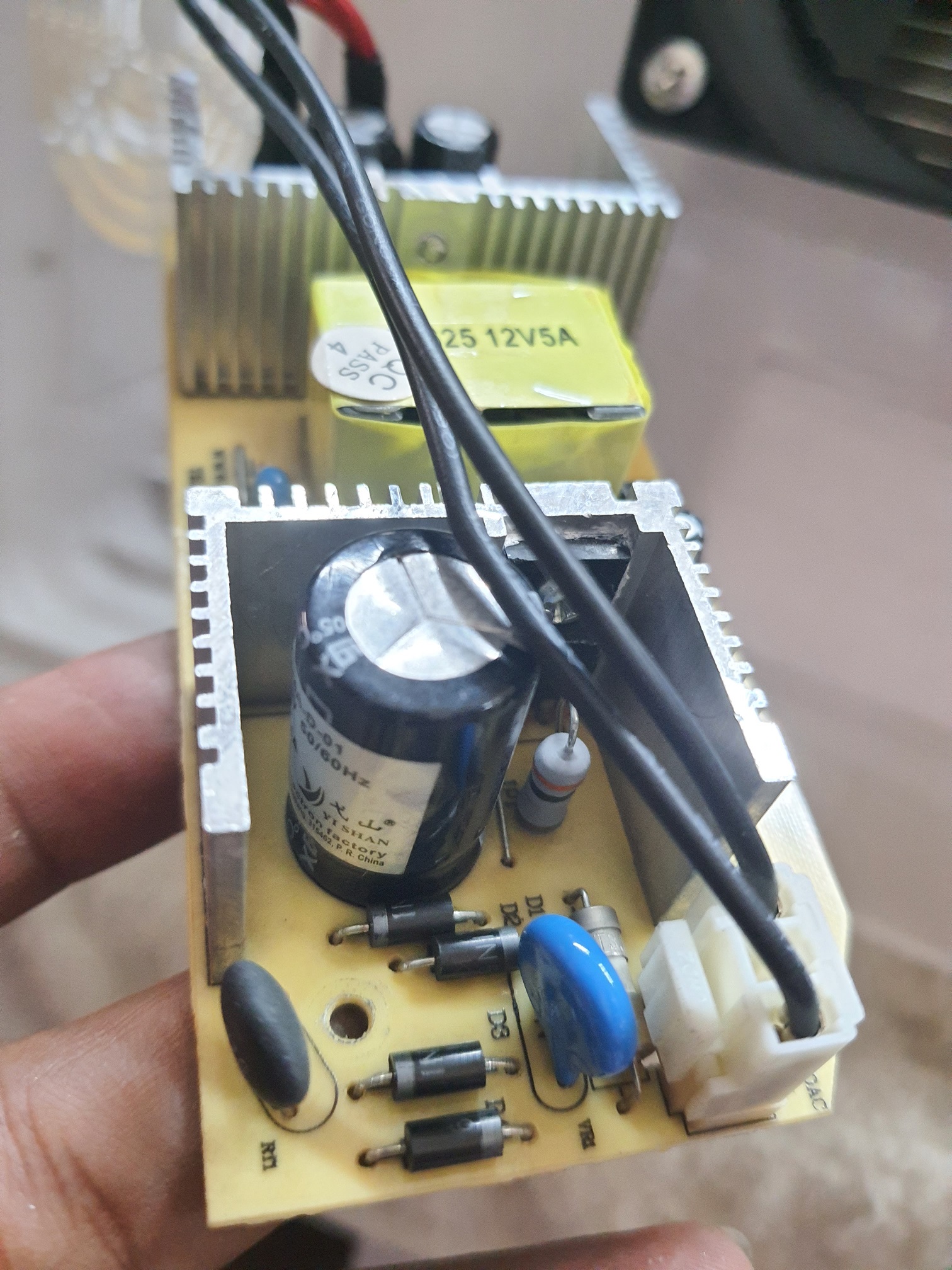 ซ่อมตู้เย็นขนาดเล็ก ยี่ห้อ HYUNDAI รุ่น HD-22L อาการเครื่องไม่ทำงาน