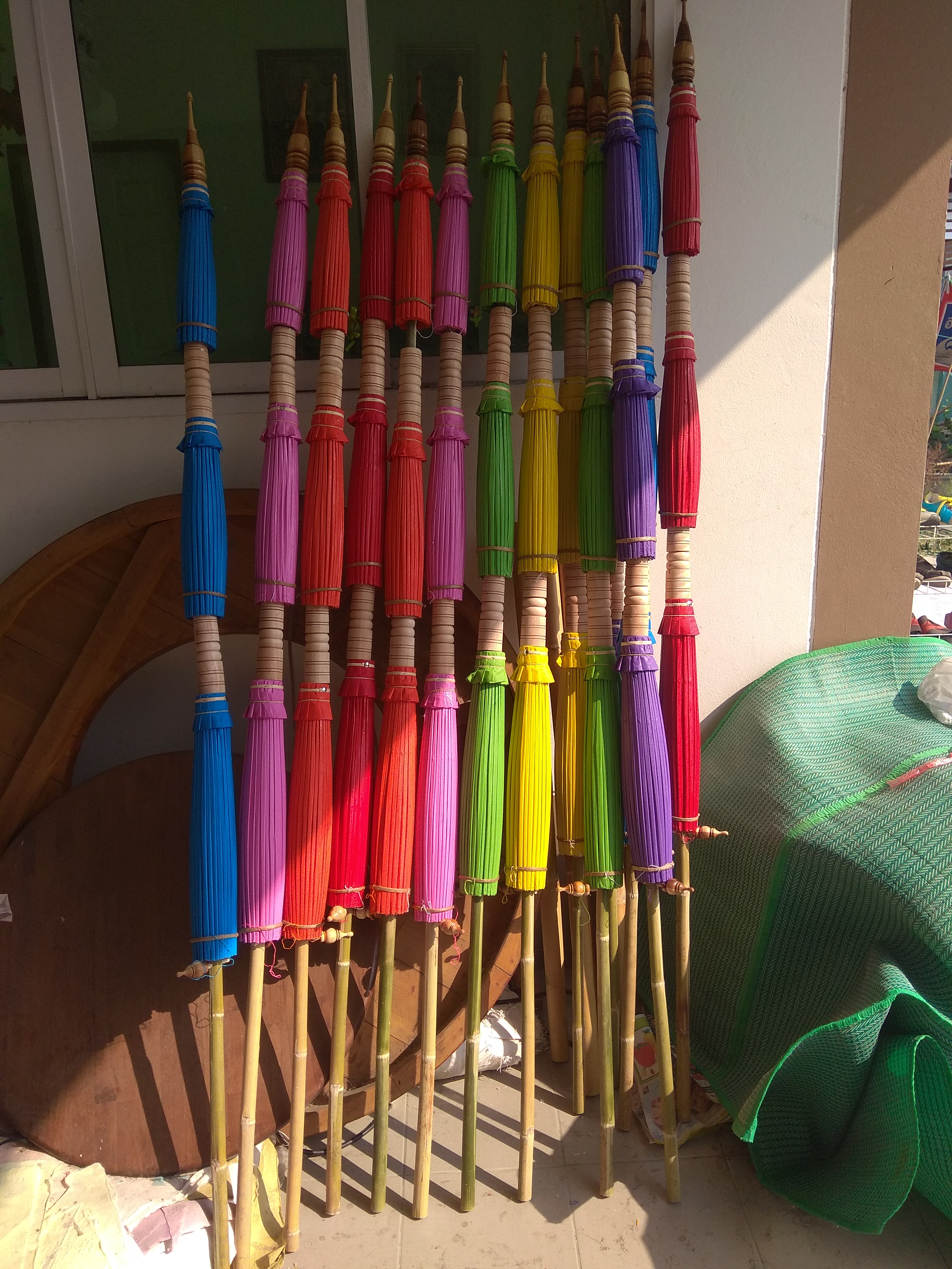 ร่มชั้นผ้าน้ำมัน สีทุกสี ขนาด 12 14 17 ตามลำดับ พร้อมขาตั้ง ใช้งานด้ทันที