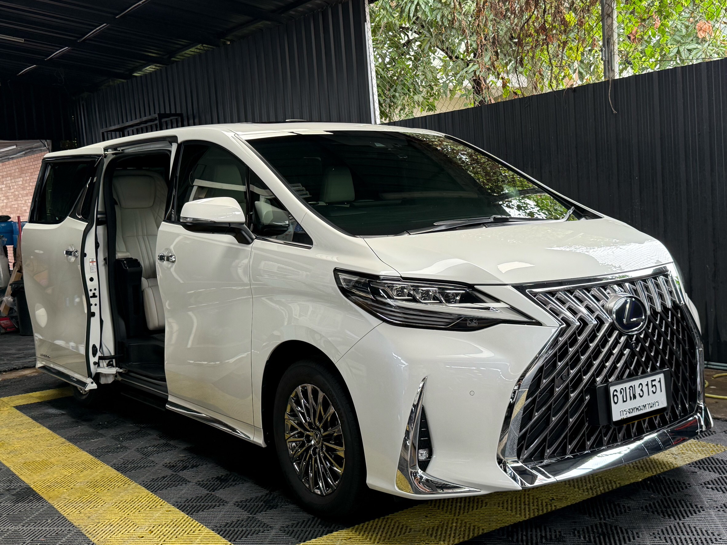 Lexus LM 300h Executive 4 seat ปี 2021