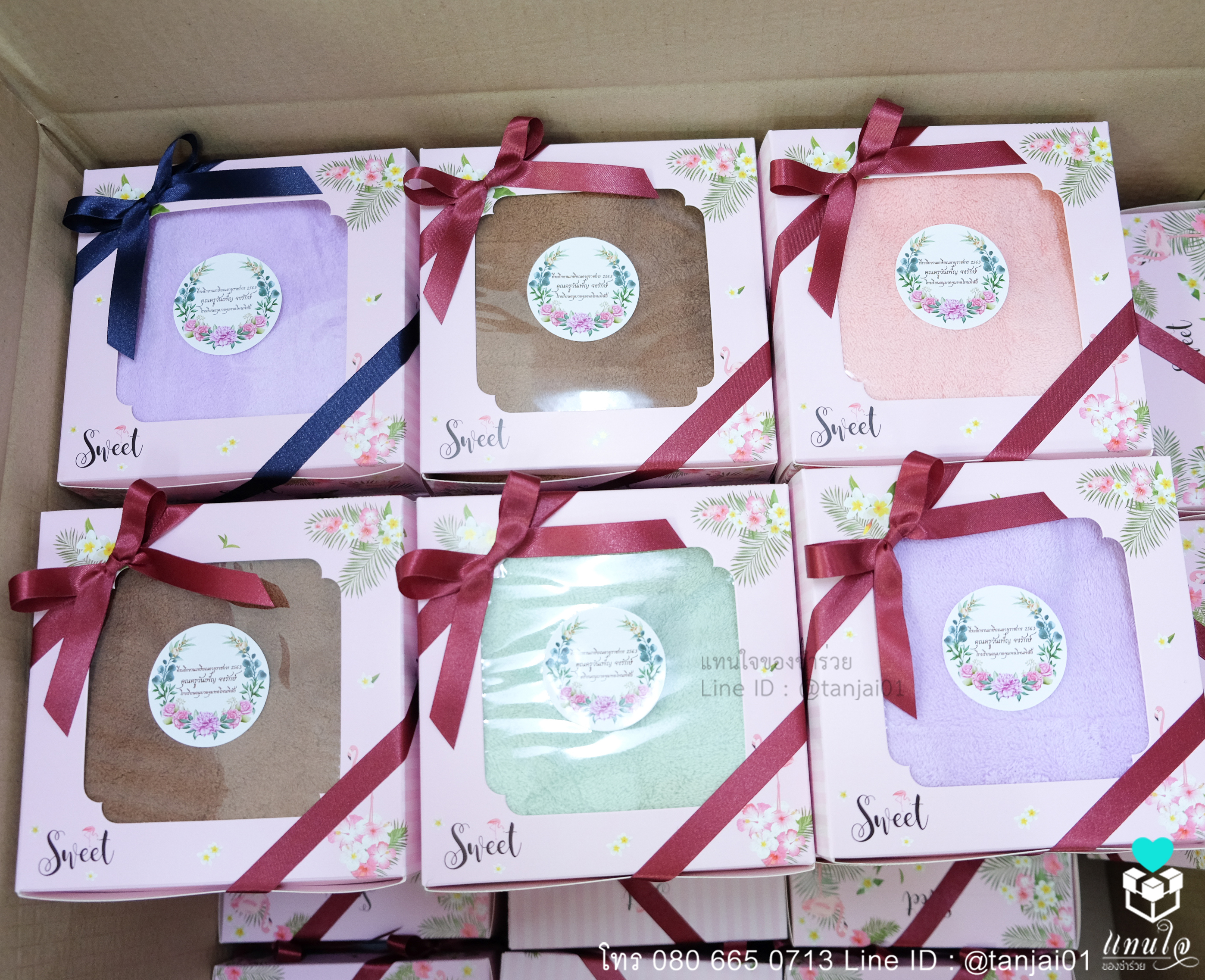 ของชำร่วยผ้าเช็ดผมขนแกะ สีฟ้า สีม่วง สีเขียว สีโอรส สีครีม สีน้ำตาล สีชมพู ในกล่อองผูโบว์ สติ๊กเกอร์ป้ายชื่อกลม 03