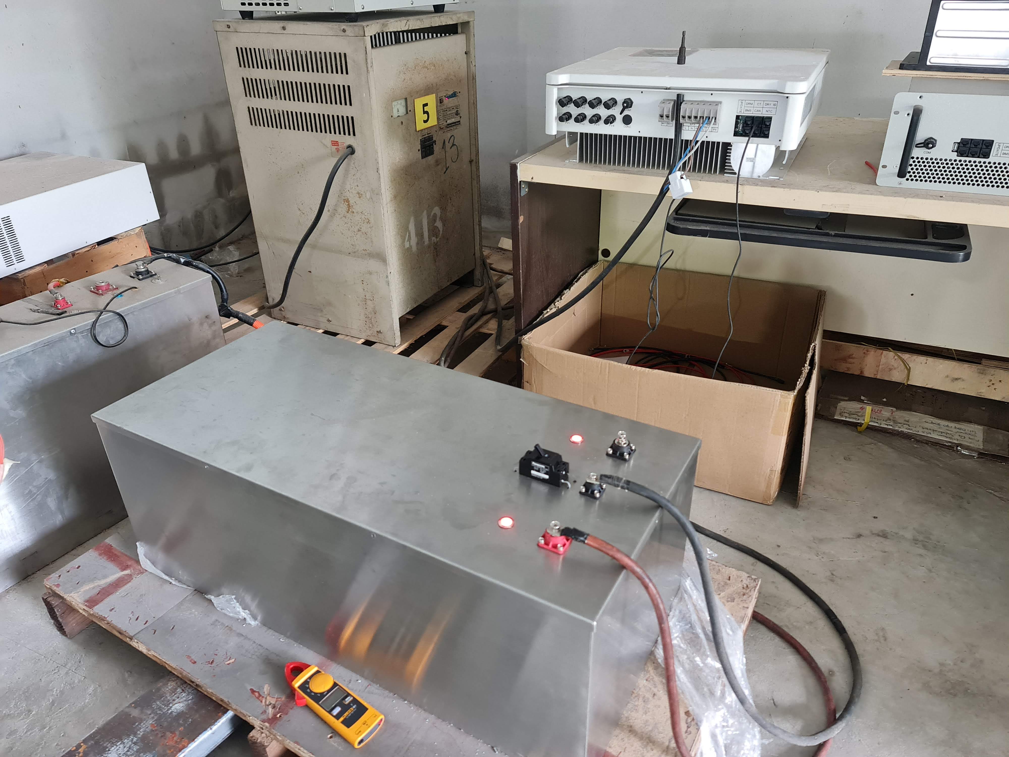 โฟลคลิทฟ์ไฟฟ้า แบตเตอรี่ลิเทียม ขนาด 48v 302Ah ใช้แทนแบตน้ำเดิมที่ 430่Ah ได้เลย