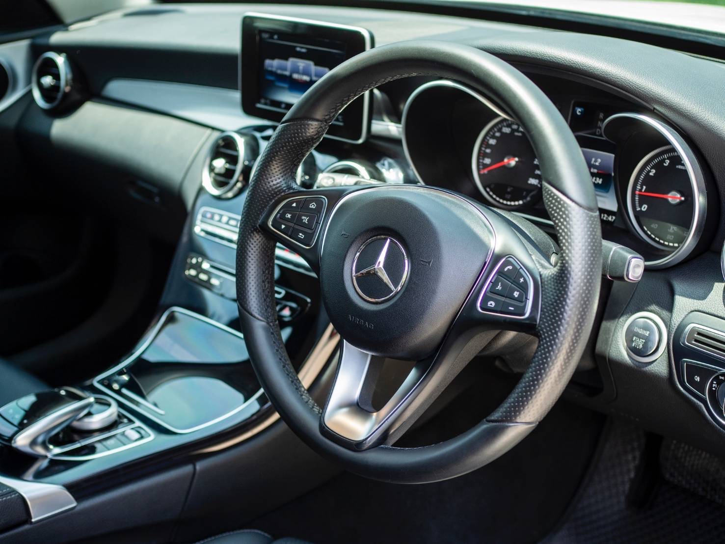 Mercedes-Benz C200 Avantgarde ปี 2016 W205 สีขาว ภายในดำ