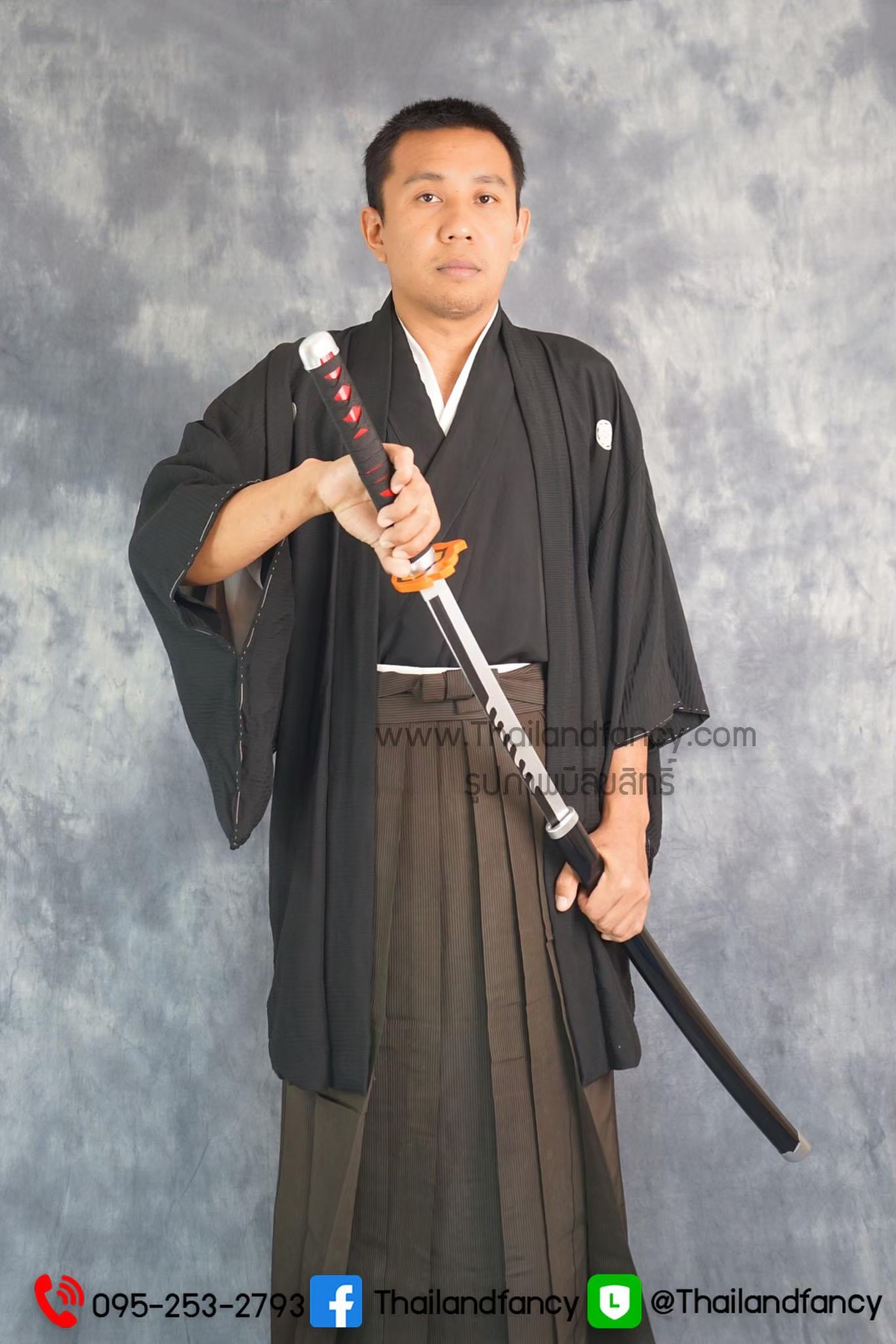 ชุดเช่าแฟนซีผู้ชาย (ชุดเช่า) ชุดเช่ากิโมโนญี่ปุ่นสำหรับผู้ชาย Kimono Costume เช่าชุดญี่ปุ่นโบราณ ชุดกิโมโนญี่ปุ่นชายสีดำ สวมฮาโอริสีดำ และฮากะมะสีน้ำตาล