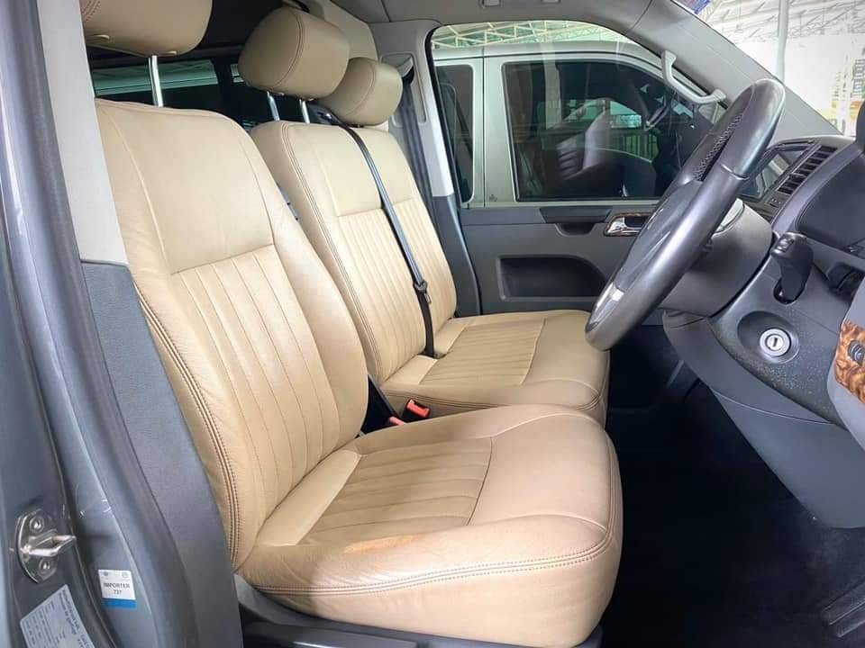 Volkswagen Caravelle สีเทาเข้ม ปี 2013