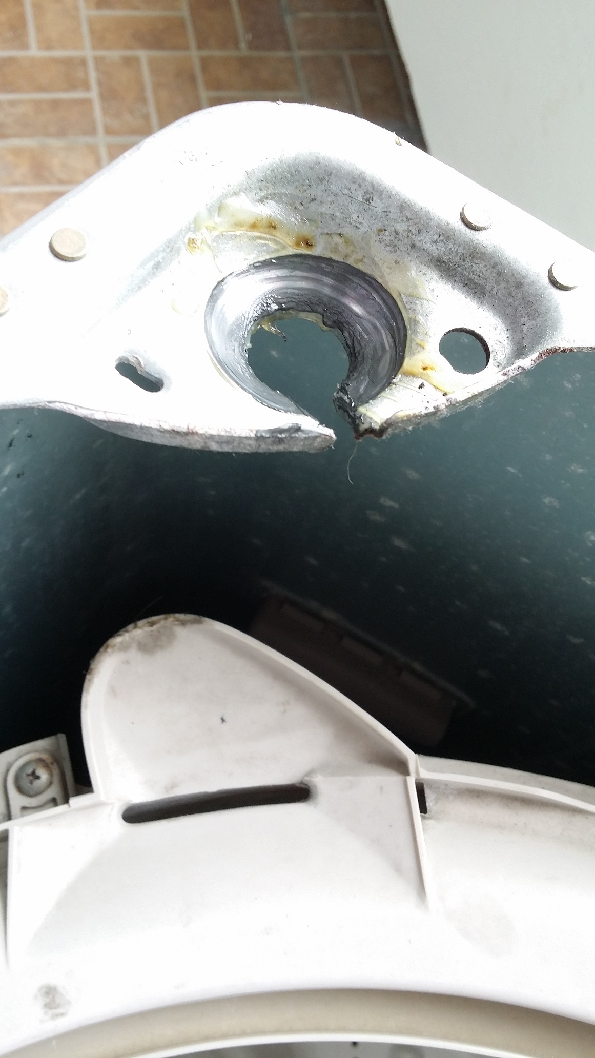 ซ่อมเครื่องซักผ้า ยี่ห้อ SAMSUNG รุ่น WA10B3 อาการมีเสียงดังเวลาปั่นแห้ง