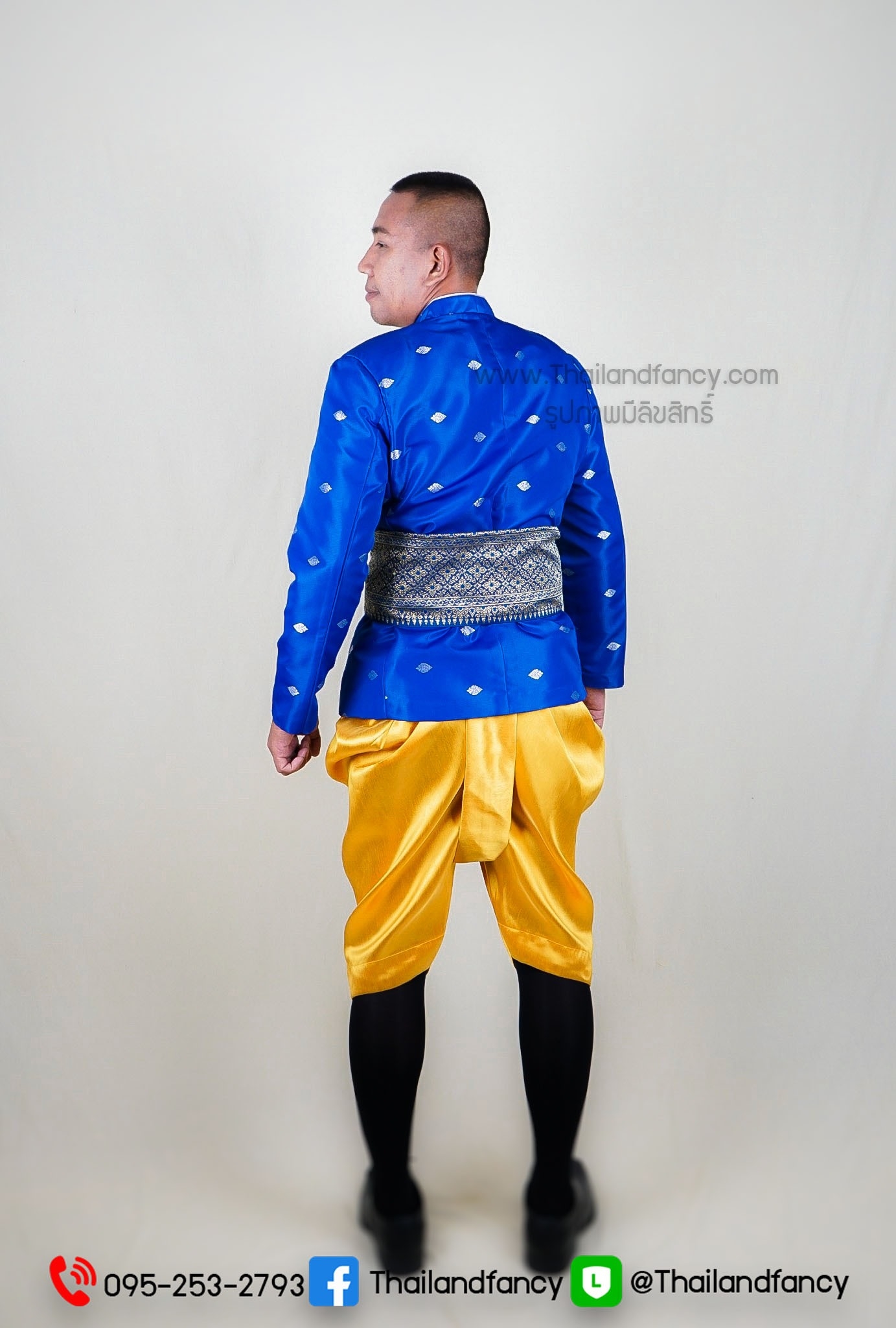 ชุดไทยย้อนยุค ชุดไทยสมัยอยุธยา ชุดไทยเจ้าบ่าว ชุดไทยผู้ชาย ชุดไทยท่านเจ้าคุณ ชุดไทยพี่หมื่นออเจ้า เสื้อลายไทยสีน้ำเงินเข้าคู่กับโจงกระเบนสีเหลืองทอง