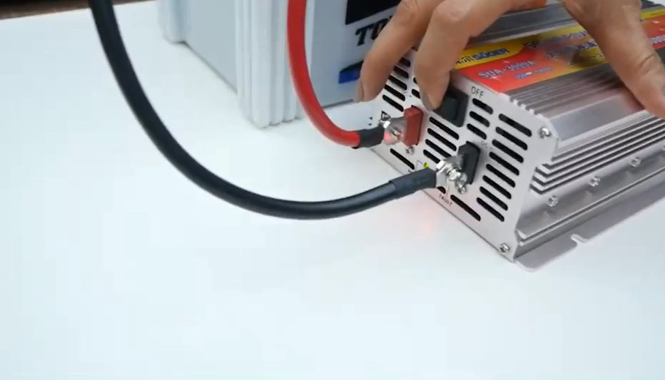 อินเวอร์เตอร์ แปลงไฟ 12V เป็น 220V ขนาด 3,000W ยี่ห้อ SUOER