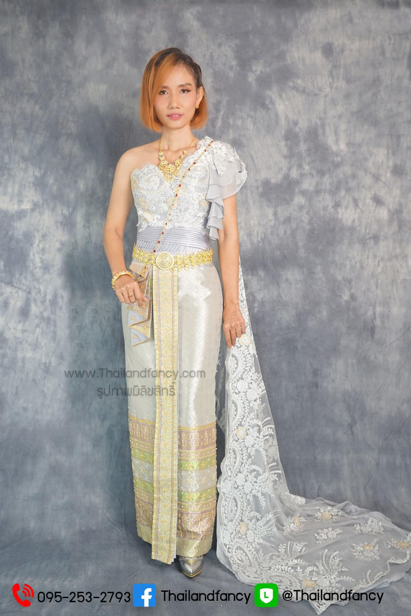 ชุดไทยย้อนยุค ชุดไทยสมัยอยุธยา ชุดไทยจักรี ชุดไทยพระราชนิยม ชุดไทยประยุกต์ ชุดไทยเจ้าสาว ชุดไทยสีเงินห่มสไบเงินตกแต่งลูกไม้และลายสีทองดิ้นสีเงิน