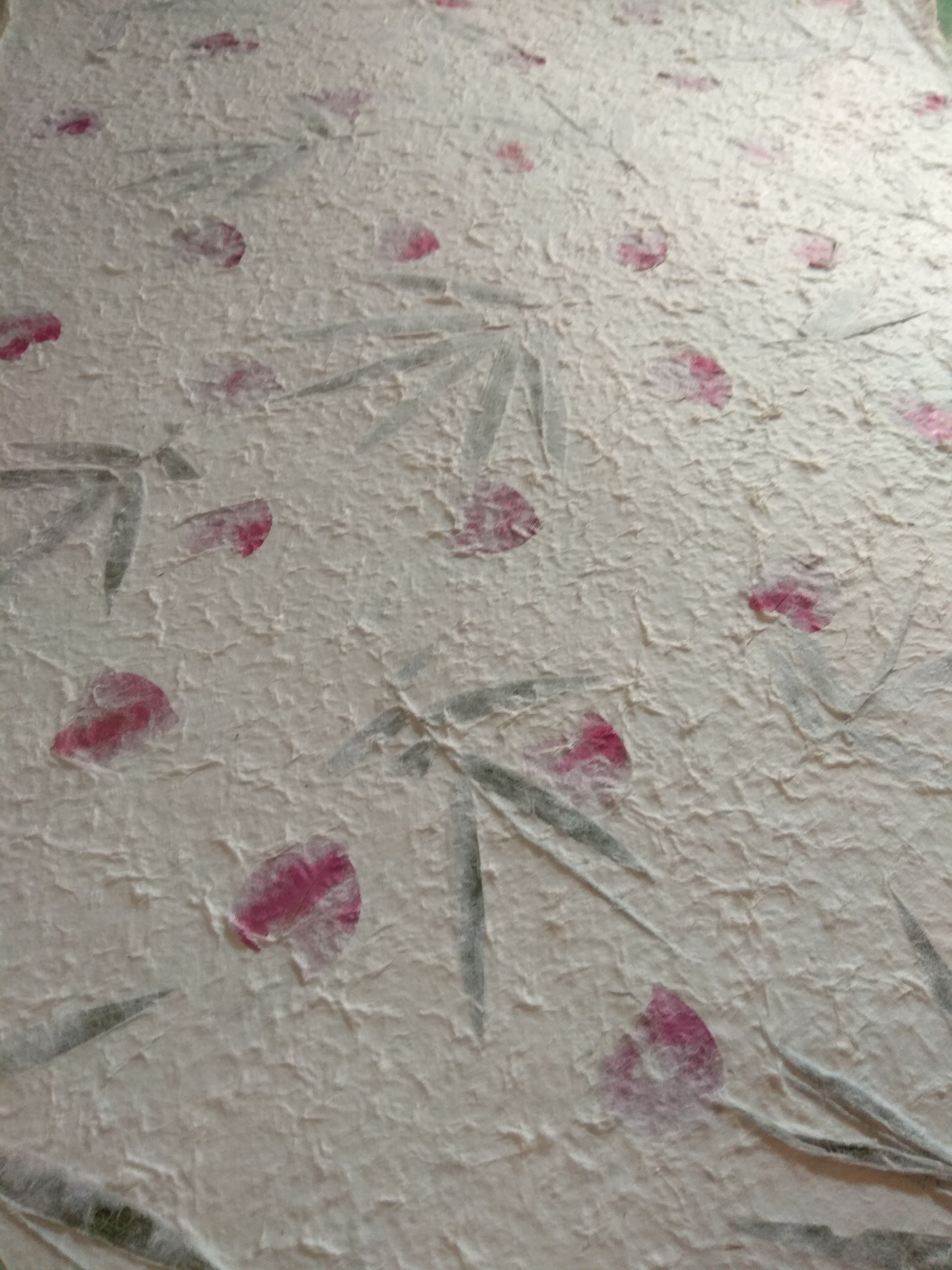 กระดาษสาหนาขรุขระมีลายดอกไม้ในตัว