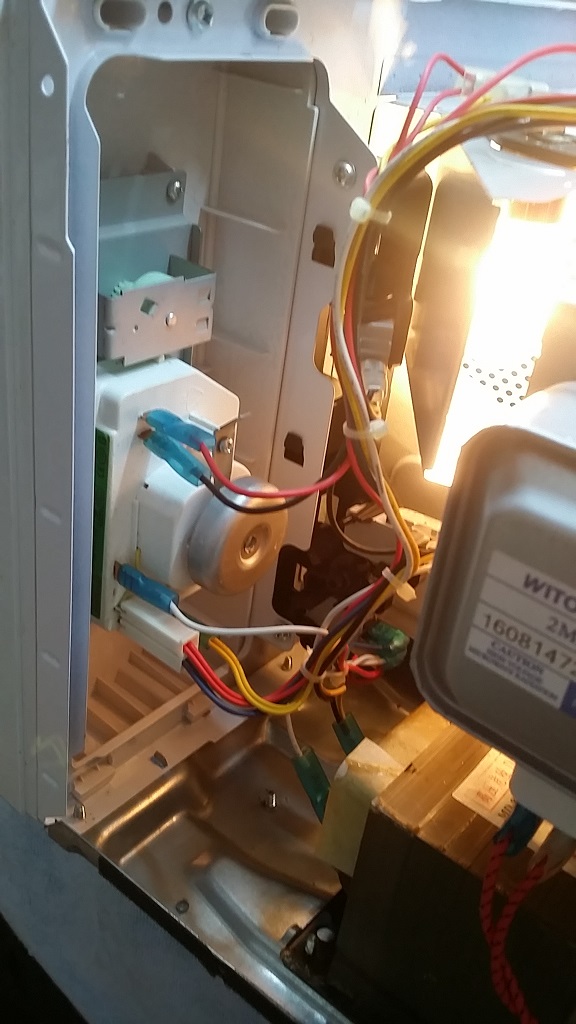 ซ่อมไมโครเวฟ ยี่ห้อ Electrolux รุ่น EMM2101GW อาการไม่ร้อน