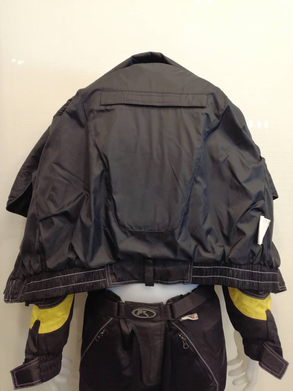 เสื้อขี่มอเตอร์ไซด์( มือสอง) RCS 183 ขนาด : อก 50" ยาว 25" **ยี่ห้อ IXS**