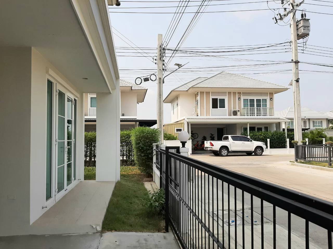 ให้เช่าบ้านเดี่ยว ไม่เคยเข้าอยู่ หลังมุม บ้านกล้วย-ไทรน้อย