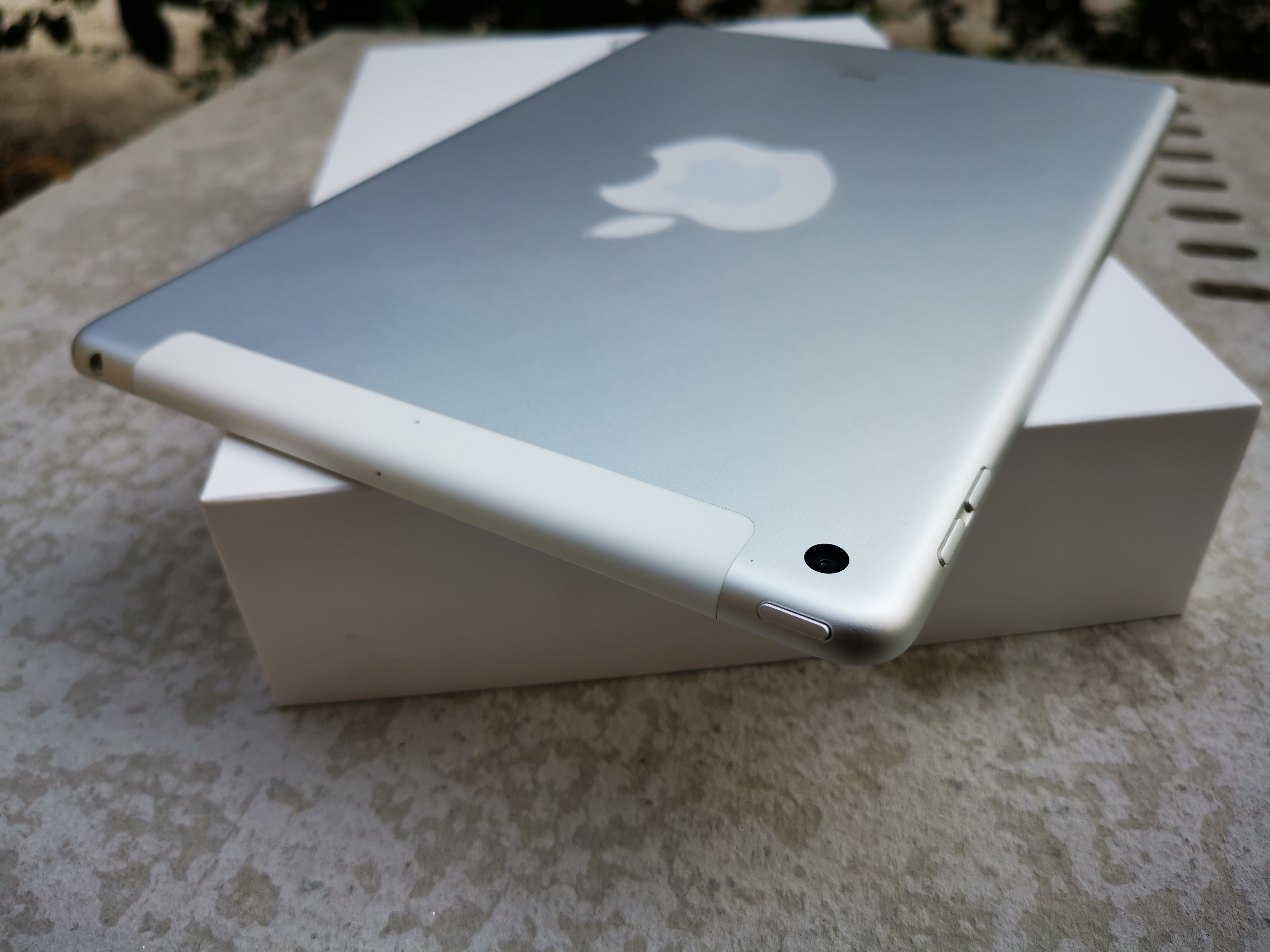 Apple iPad (8th Gen) 2020 WI-FI + CELLULAR 32GB (SILVER)