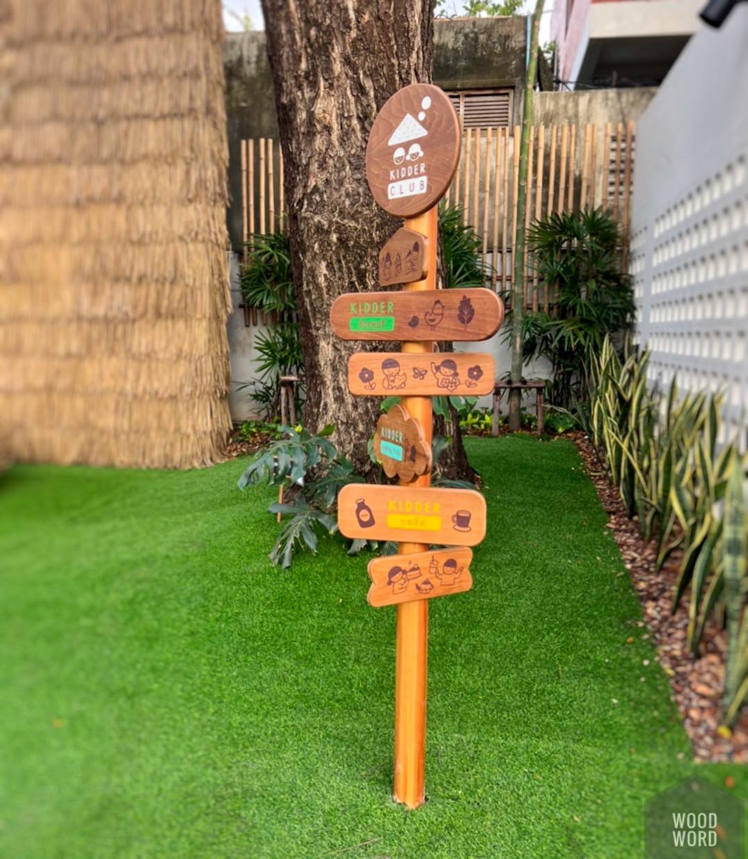 ป้ายบอกทาง สนามเด็กเล่น