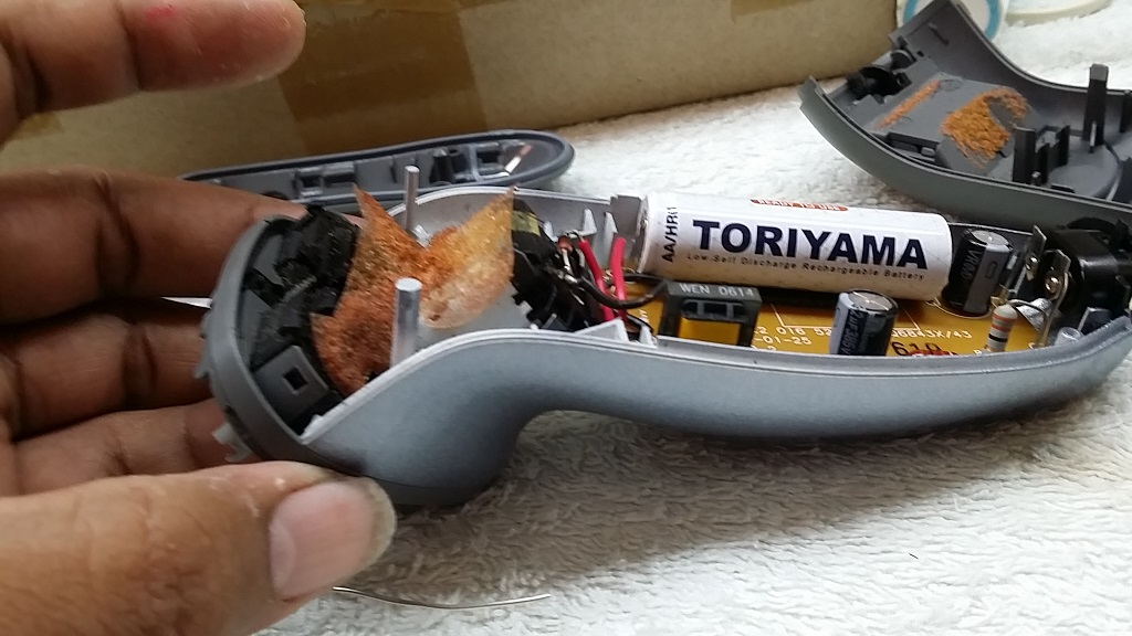 ซ่อมเครื่องโกนหนวด ยี่ห้อ PHILIPS รุ่น HQ 6695 อาการชาร์จไฟไม่เข้า