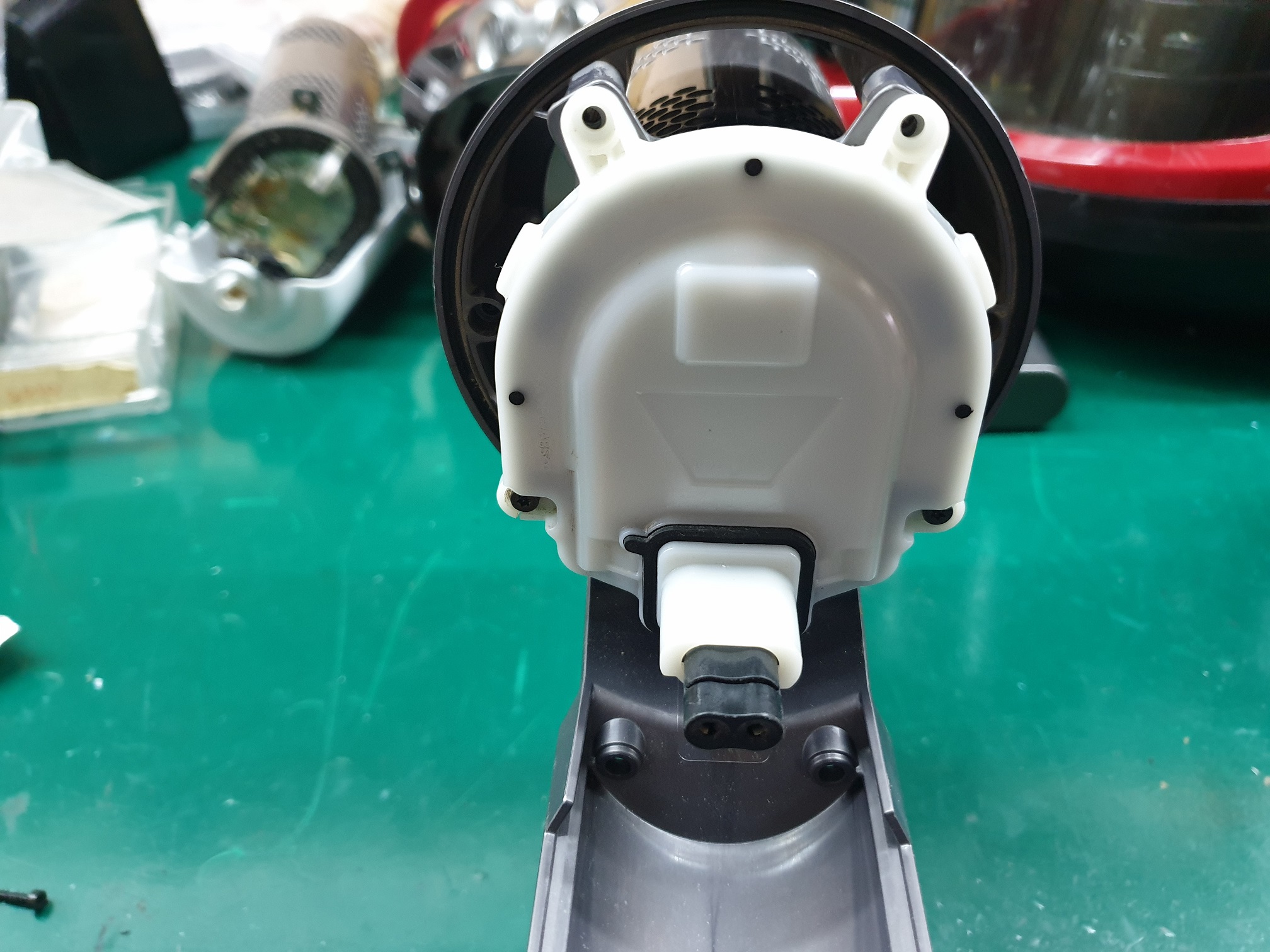 ซ่อมเครื่องดูดฝุ่นแบบด้าม ยี่ห้อ DYSON รุ่น SV15 อาการกดดูดฝุ่นเครื่องติดแล้วดับ