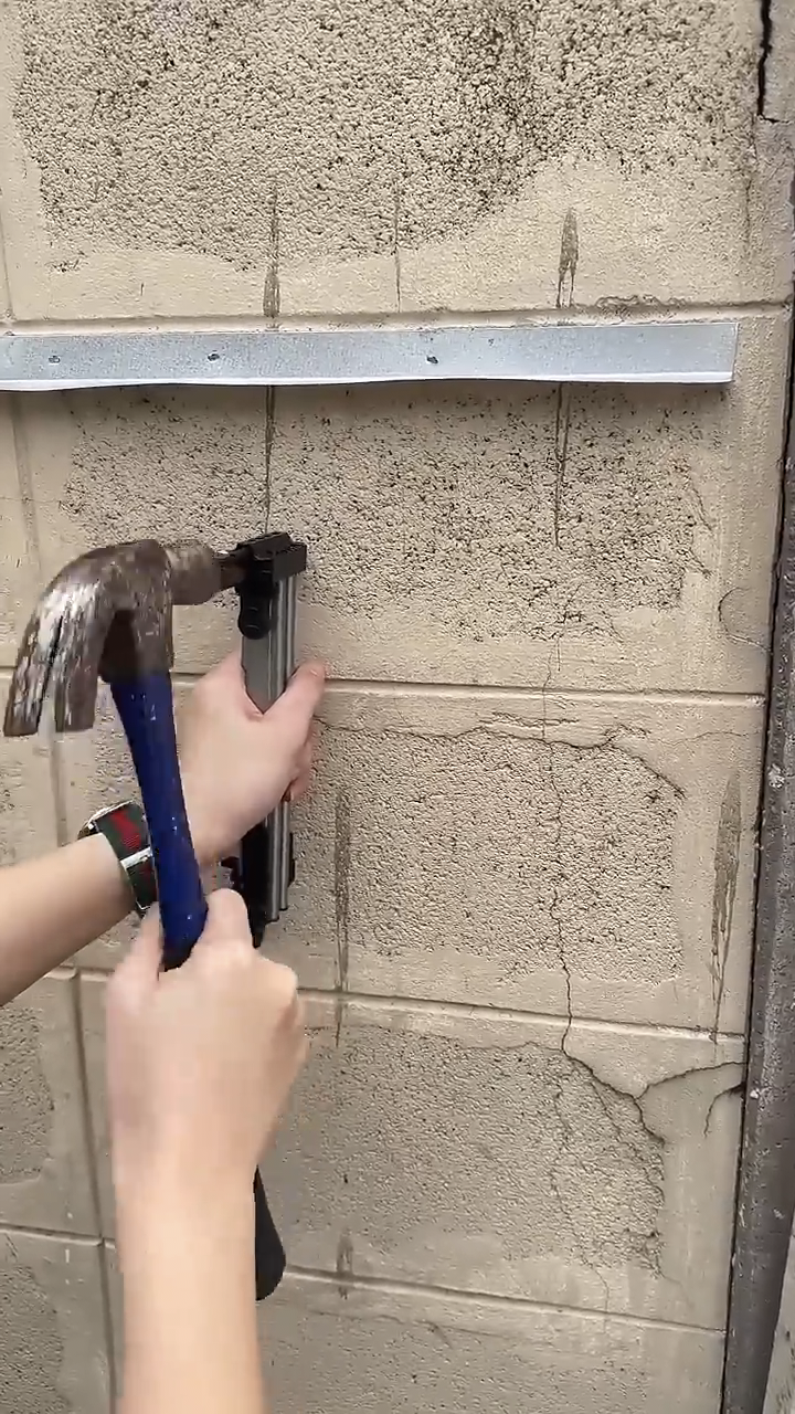 เครื่องตอกตะปูด้วยมือ กึ่งอัตโนมัติ ยี่ห้อ AKITA รุ่น ST-18B รุ่นท๊อป