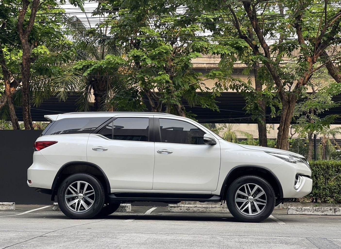 Toyota Fortuner 2.8V 2wd AT สีขาว ปี2015