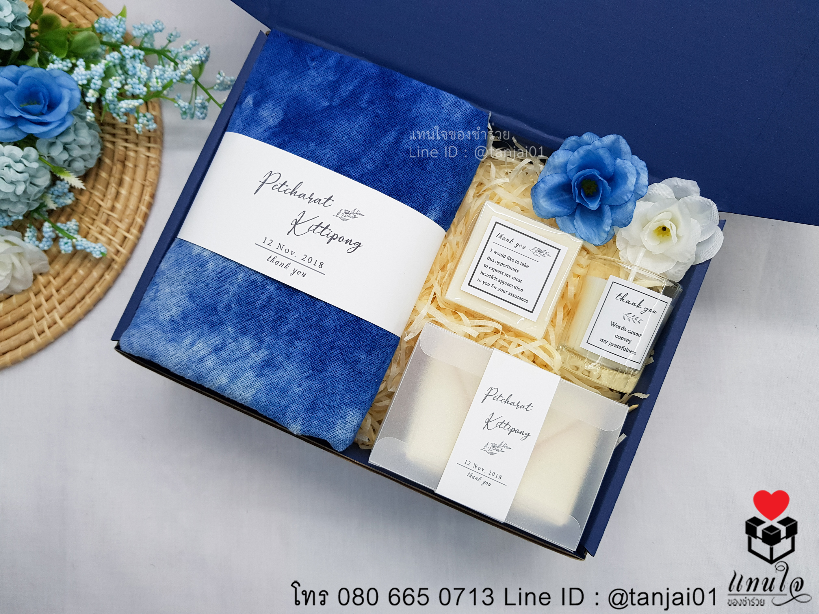 เซ็ตของรับไหว้ 4 ชิ้น ในกล่องสีน้ำเงินเข้ม ผ้าพันคอย้อมคราม สบู่ เทียนหอม กระเป๋าใส่เหรียญ ของรับไหว้ ธีมสีน้ำเงินเข้ม ธีมทะเล copy