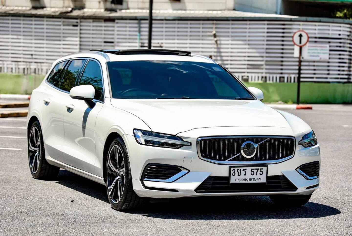 Volvo V60 T8 Recharge Ultimate Bright Plug-in Hybrid ปี 2023 แท้