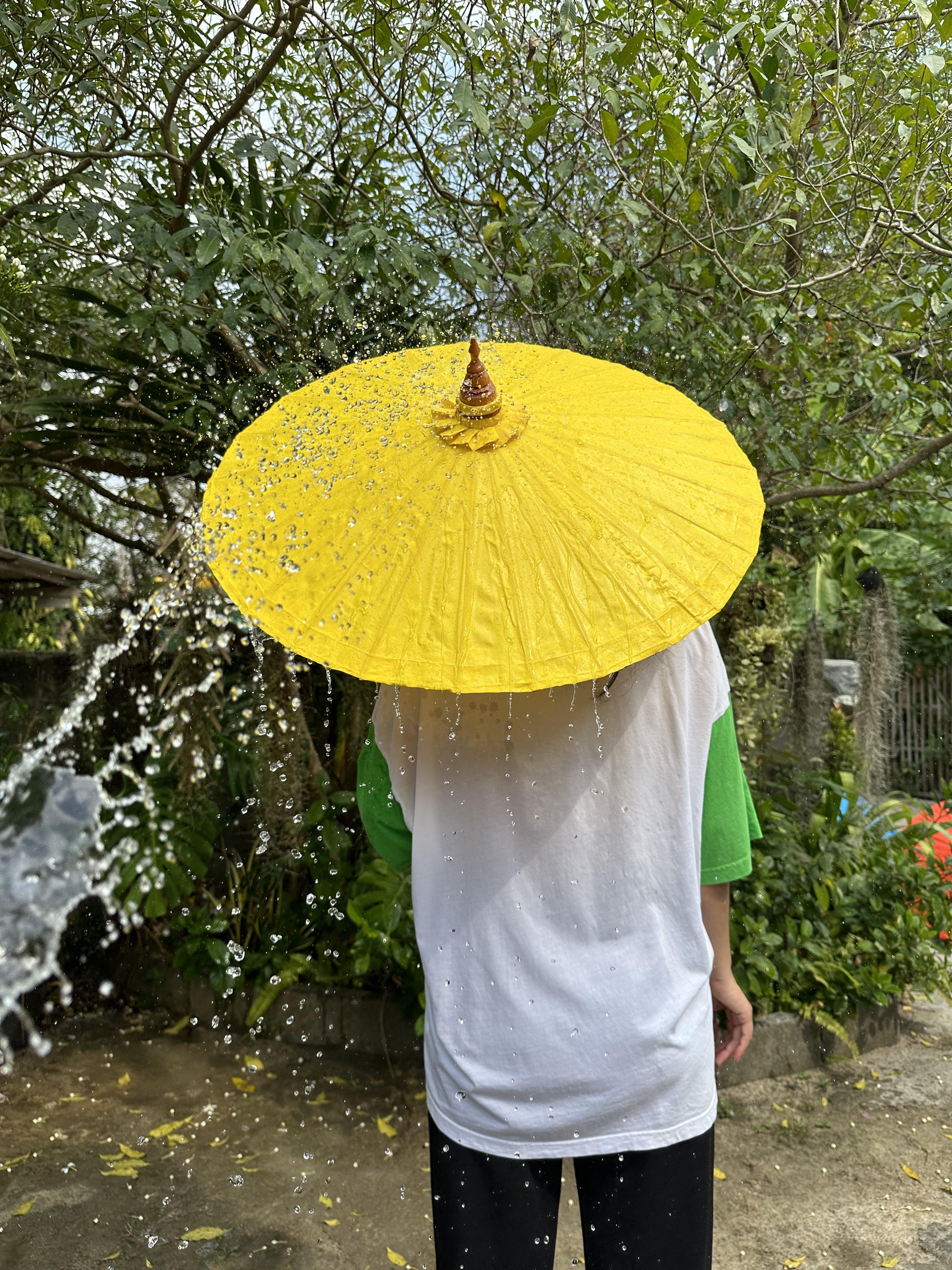 รับผลิตร่มผ้าน้ำมันสีเหลือง กันน้ำได้ มีทุกกขนาด 17นิ้ว