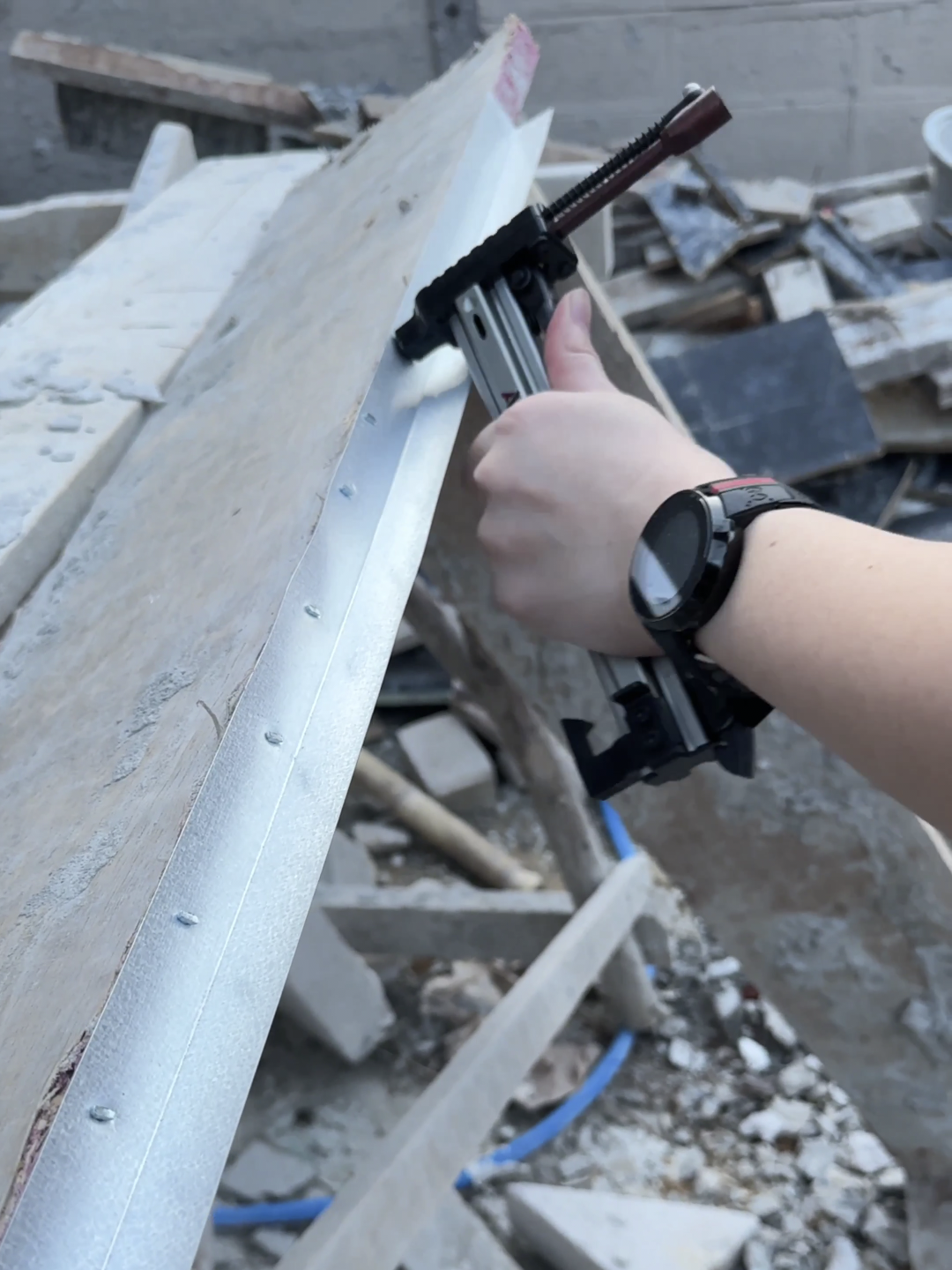 เครื่องตอกตะปูด้วยมือ กึ่งอัตโนมัติ ยี่ห้อ AKITA รุ่น ST-18B รุ่นท๊อป