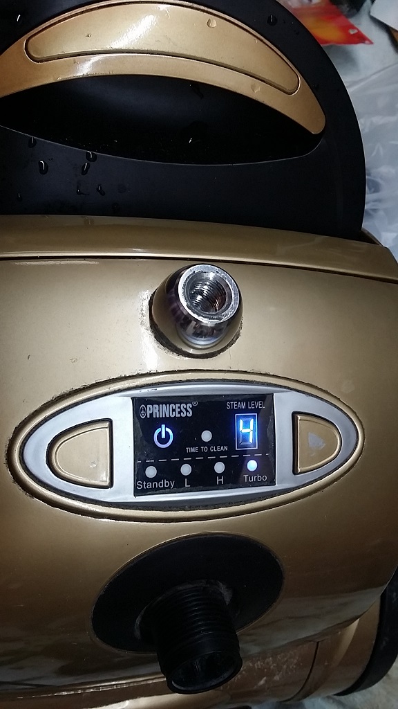ซ่อมเตารีดไอน้ำ ยี่ห้อ PRINCESS รุ่น 332832 อาการน้ำรั่วใต้เครื่อง