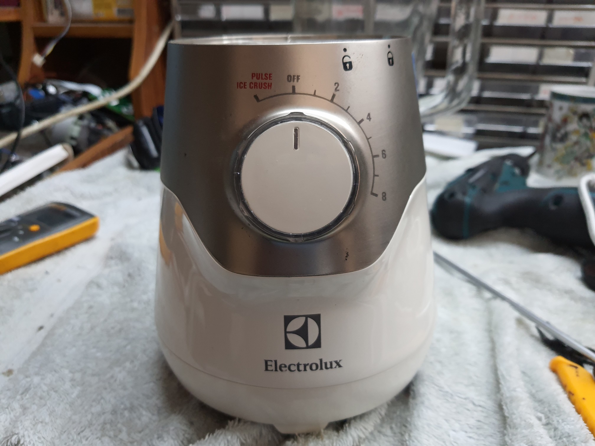 ซ่อมเครื่องปั่น ยี่ห้อ ELECTROLUX รุ่น EBR5604W อาการเครื่องไม่ทำงาน