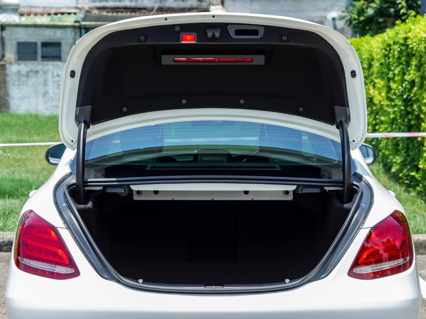 Mercedes-Benz C200 Avantgarde ปี 2016 W205 สีขาว ภายในดำ