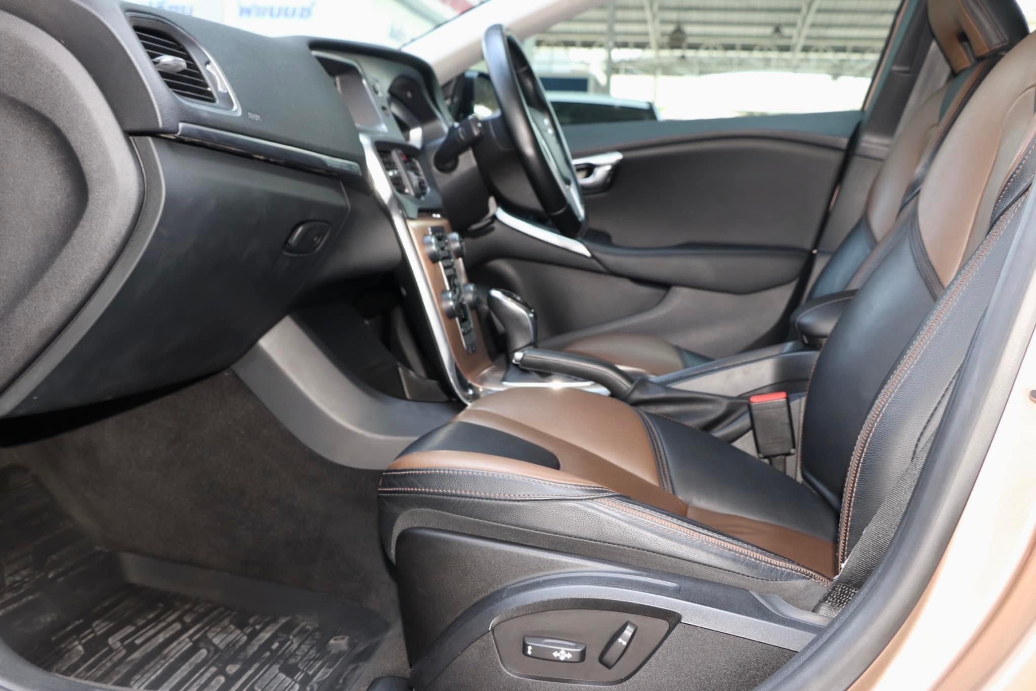 VOLVO V40 2.0 T5 Cross Country ปี2015