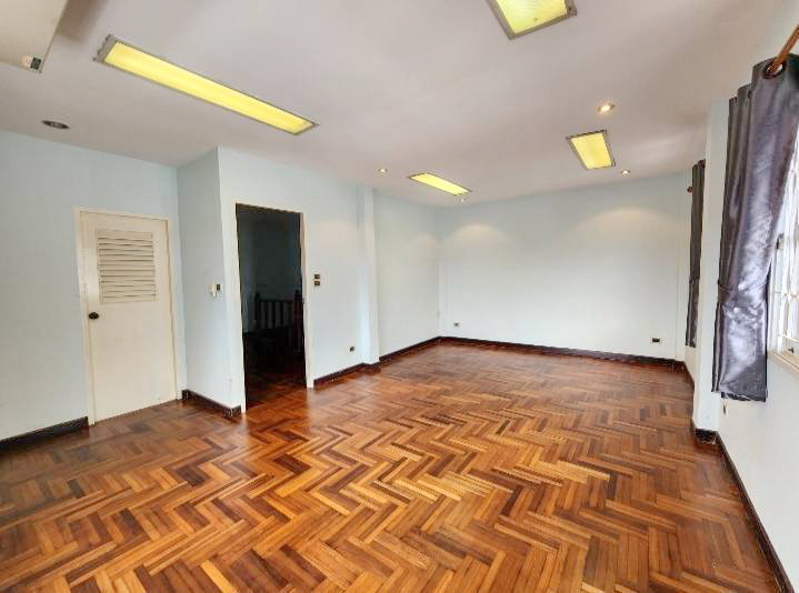 ให้เช่าบ้านแฝดห้องมุม 3 ชั้น (ไม่มีเฟอร์) เส้นเลียบคลองประปา ใกล้ MRT เมืองทองธานี