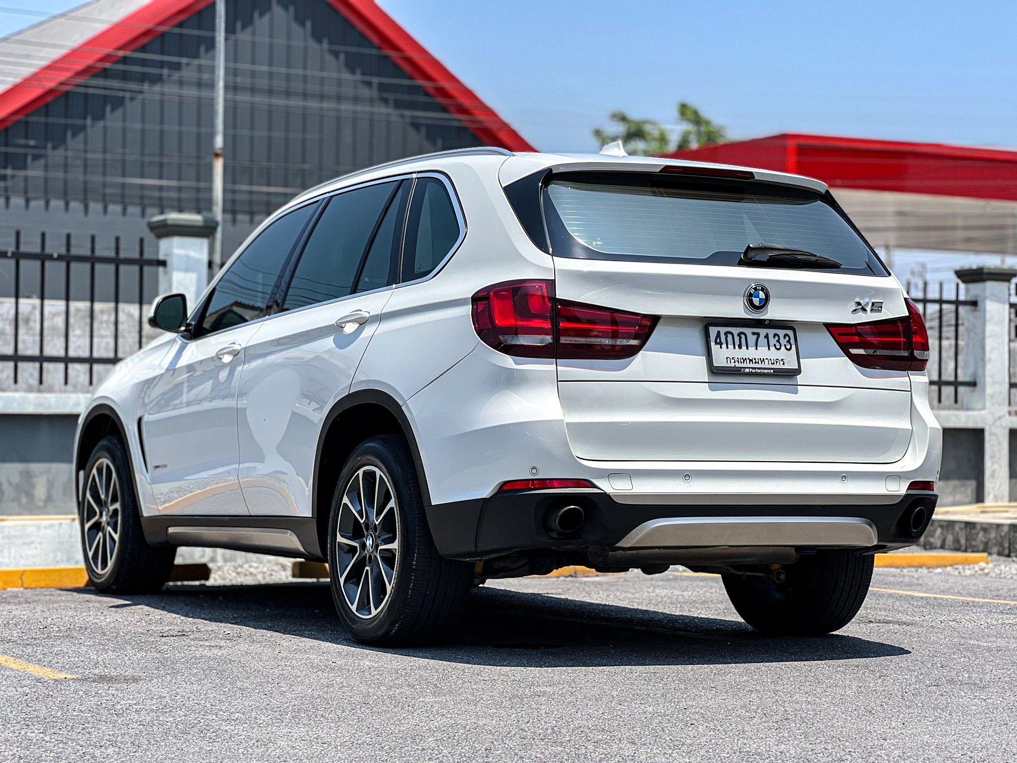 BMW X5, sDrive25d โฉม F15 สีขาว ปี 2015