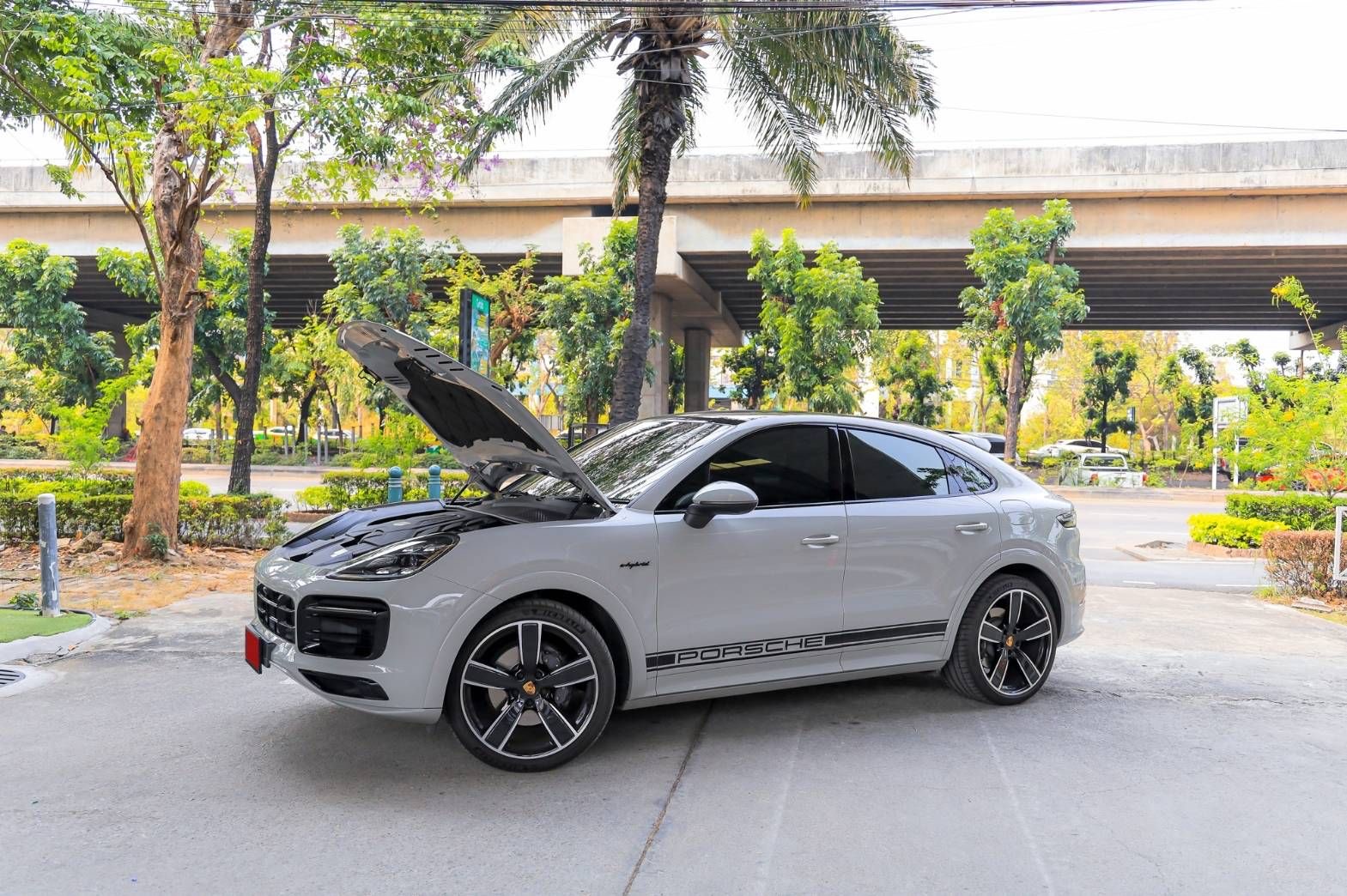 Porsche Cayenne Coupe Hybrid ปี 2022