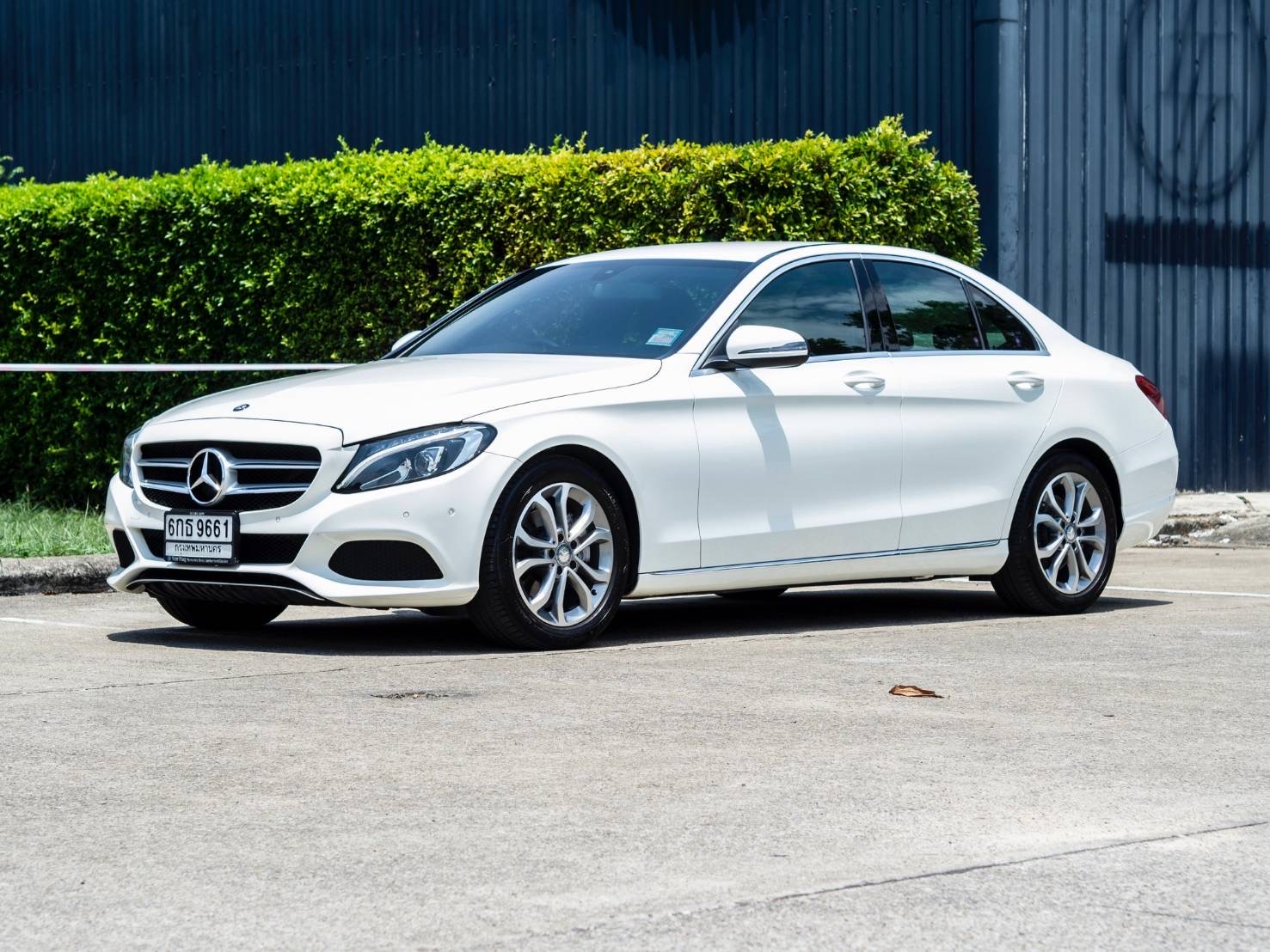 Mercedes-Benz C200 Avantgarde ปี 2016 W205 สีขาว ภายในดำ