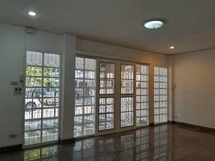 ให้เช่าบ้านทาวน์โฮม 3 ชั้น ใกล้ MRT บางกระสอ 200 เมตร มบ.บุญโต ปาร์ควิลล์ ซ.รัตนาธิเบศน์ 17