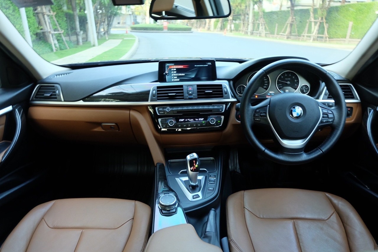 BMW 330e Luxury ปี 2017