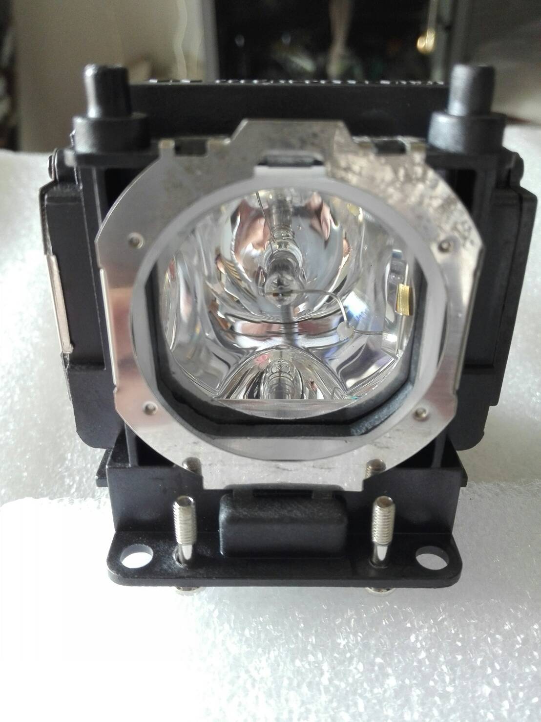 หลอดโปรเจคเตอร์ Sanyo PLV-Z5 เกรด Original – คุณภาพสูง ภาพคมชัด ทนทาน