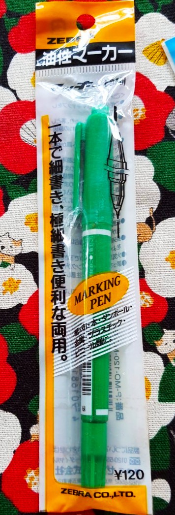 ZEBRA MARKING PEN ปากกามาร์กเกอร์ 2 หัว สีเขียว จากญี่ปุ่น มีทั้งเส้นหนาและแบบบาง ●แห้งเร็วและกันน้ำ ใช้ได้กับวัสดุหลากหลายประเภท เช่น กระดาษ ผ้า ไม้ กระดาษแข็ง แก้ว พลาสติก โลหะ และไวนิล