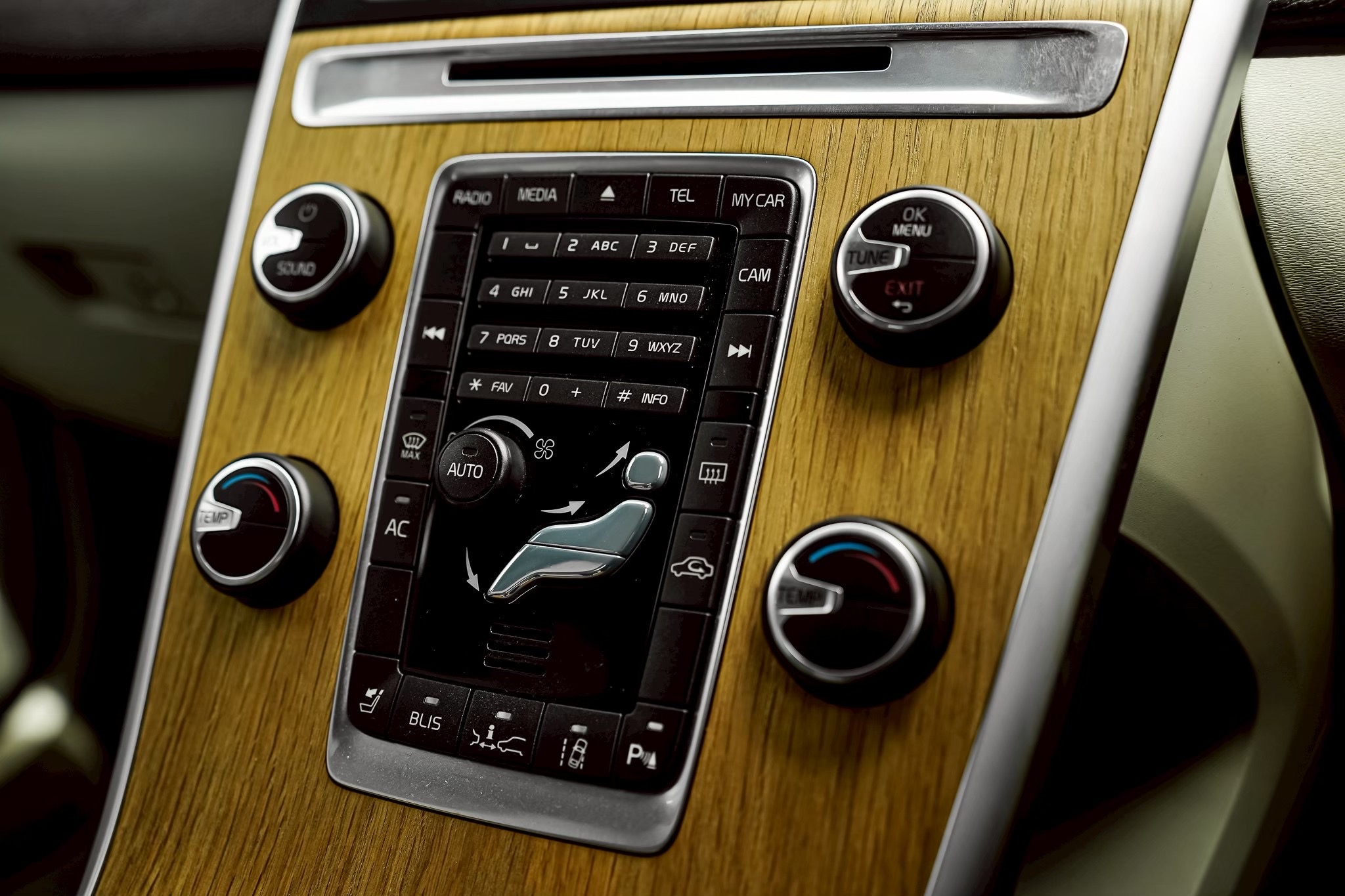 Volvo XC60 2.0 D3 ปี 2012