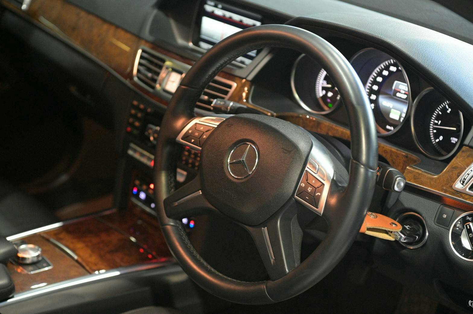 Mercedes-Benz E300 Blutec Hybrid Exclusive ปี 2013