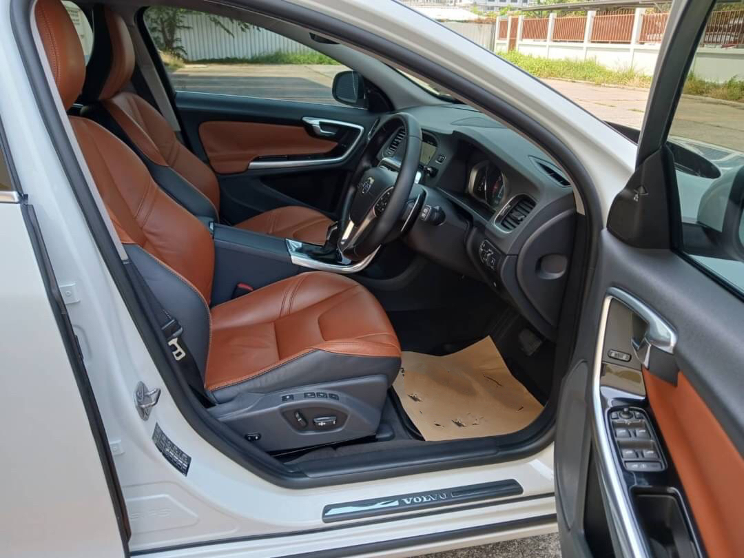 VOLVO V60 T5 ปี 2015 สีขาว