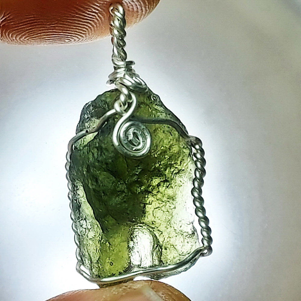 จี้โมลดาไวท์ (Moldavite) 4.4กรัม ขนาดจี้ 3.5x1.7ซม.หนา1.3ซม. รับประกันของแท้ 100%