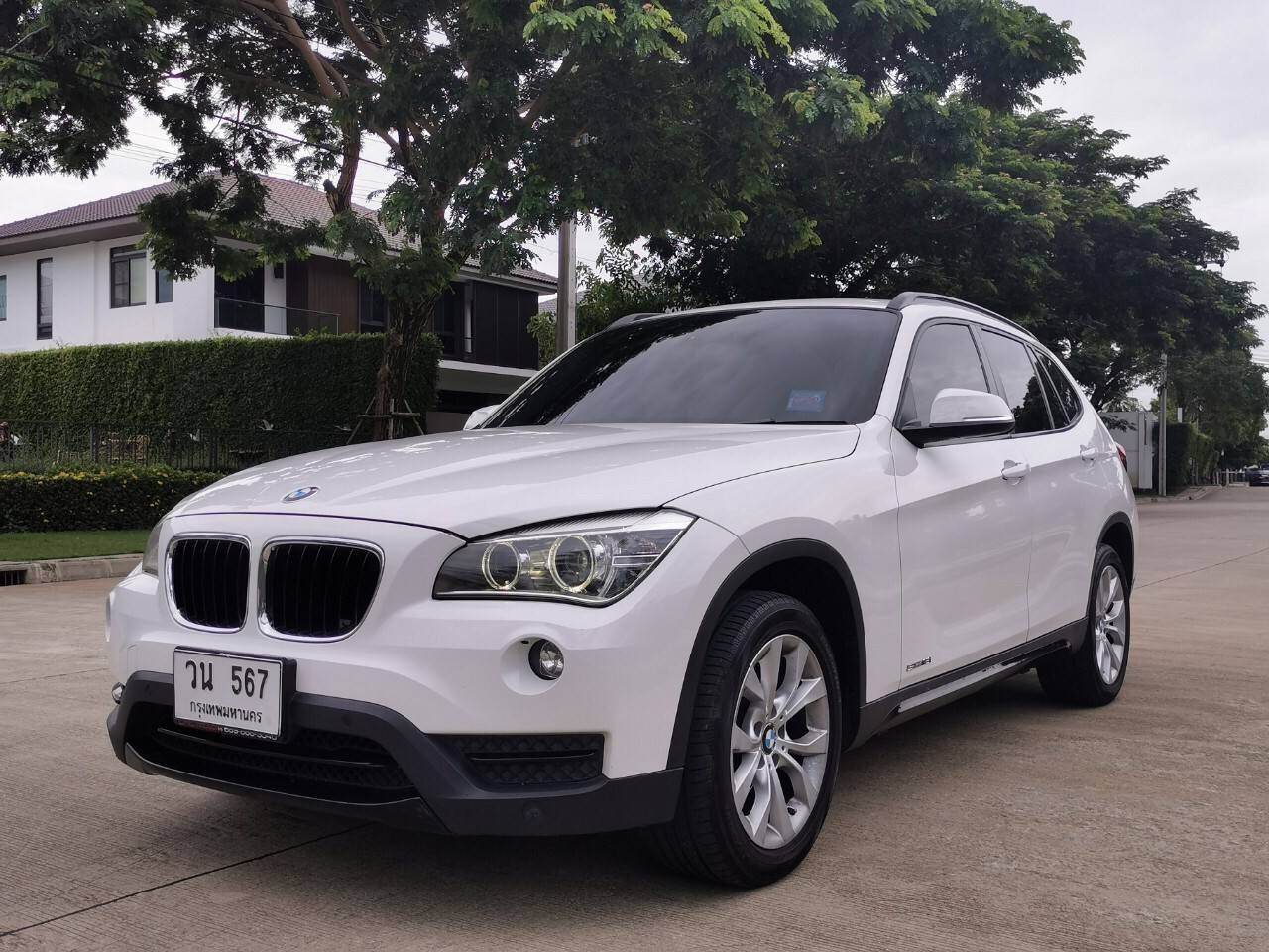 BMW X1 2.0I Sport สีขาวเบาะแดง ปี 2014