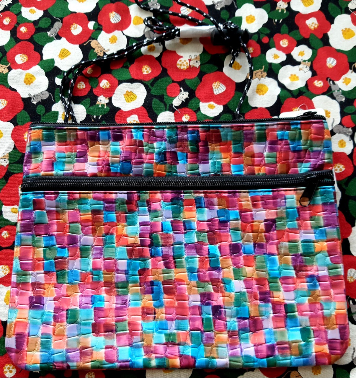 sehra collection กระเป๋าใส่ของ จากญี่ปุ่น มีสายสะพายยาวให้ด้วยค่ะ สายสามารถปรับได้ (PU) มีซิป 2 ช่อง Size : 27 x 21 cm